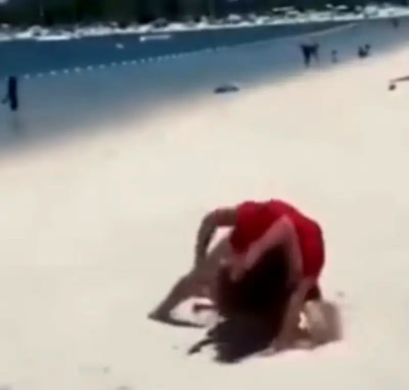 Insólita pelea en playa: Mesera lanza bebida a clienta y terminan a mechonazos