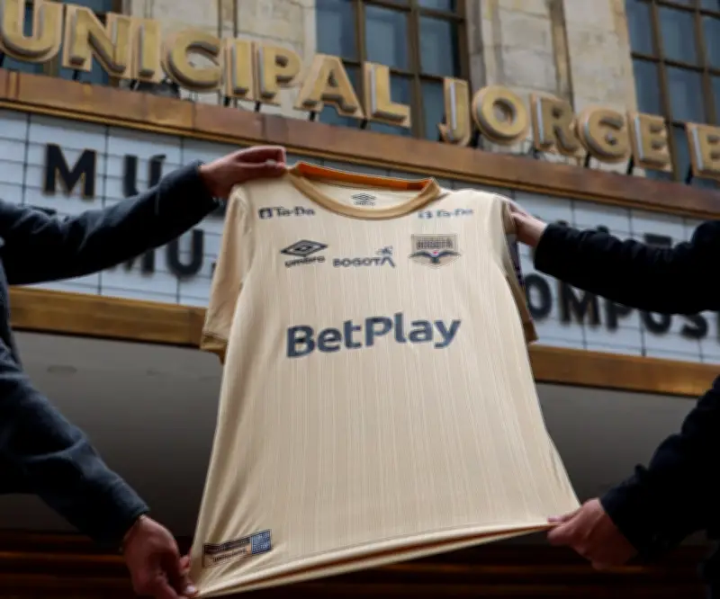 Inter Bogotá presenta su tercera camiseta 'Rebeldía Dorada' en homenaje a Aterciopelados