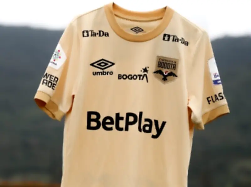 Internacional de Bogotá lanza camiseta 'Rebeldía Dorada' en homenaje a Aterciopelados