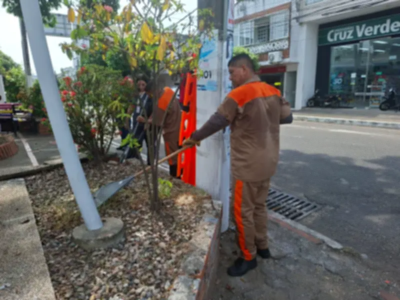 Internos de Barrancabermeja limpian parque en programa de resocialización 'Buena Esa'