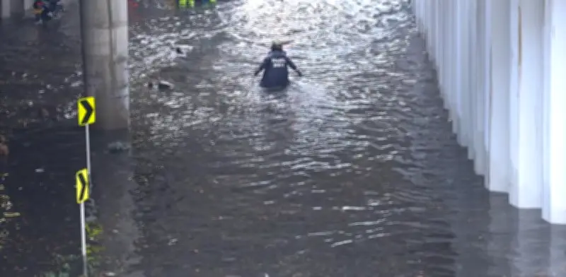 Inundaciones paralizan el norte de Bogotá: tres vehículos atrapados en el deprimido de la calle 94