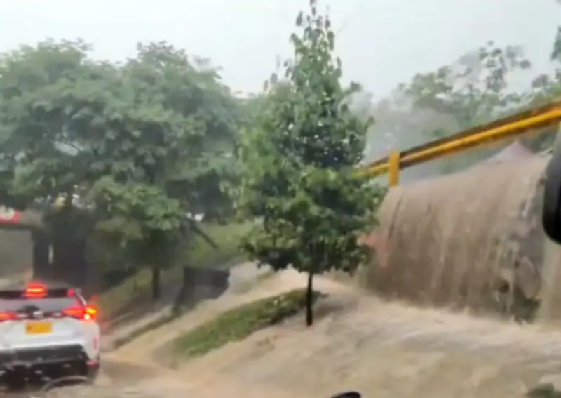 Inundaciones y emergencias por lluvias en Medellín afectan movilidad y viviendas