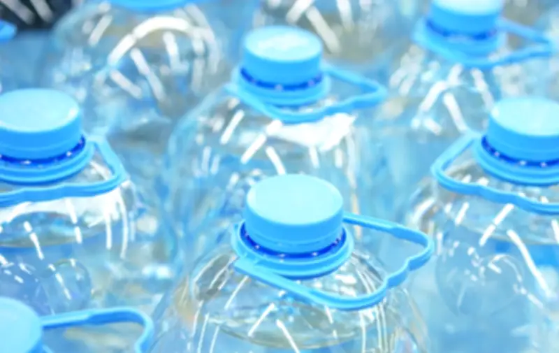 Invima emite alerta sanitaria por agua Fresh Life con registro vencido en Colombia