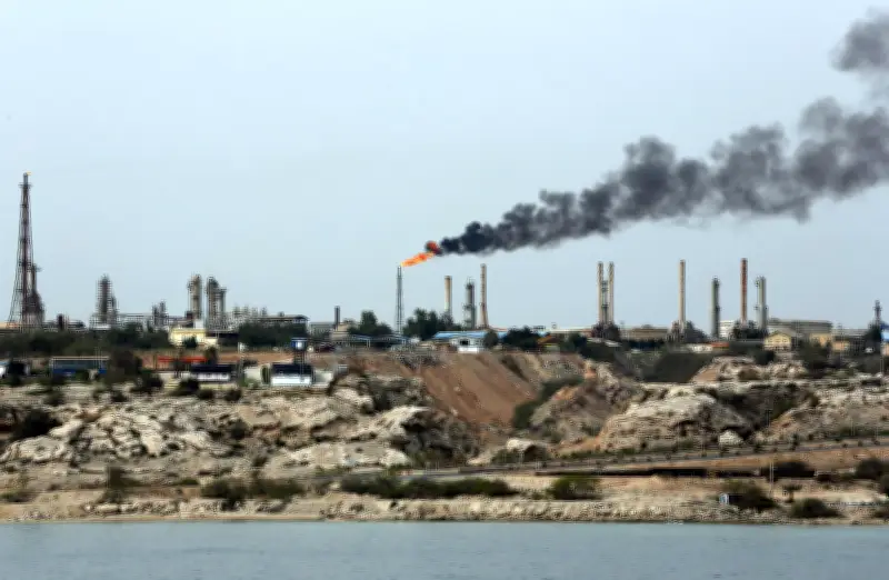 Irán afirma que instalaciones petroleras en isla Kharg están intactas tras bombardeos