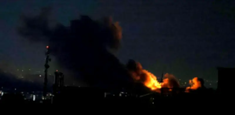 Irán autoriza paso de 20 barcos pakistaníes por Ormuz en gesto de confianza a Islamabad