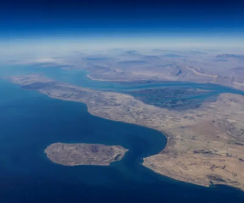 Irán cierra el estrecho de Ormuz tras asesinato de Jamenei y amenaza con incendiar barcos