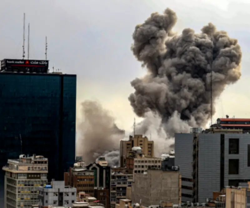 Irán: Ciudadanos sortean apagón de internet para difundir ataques aéreos