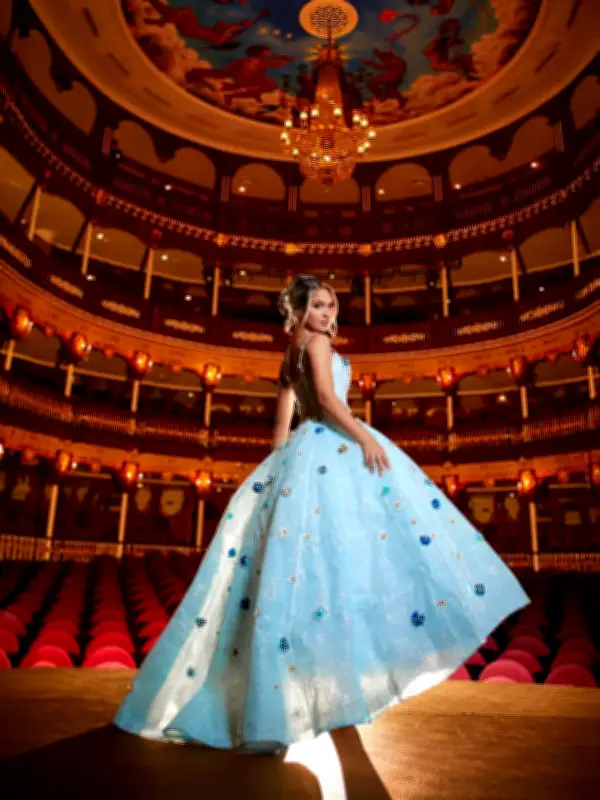 Isabella Valdiri celebra sus 15 años con lujosa sesión fotográfica en Teatro Adolfo Mejía de Cartagena