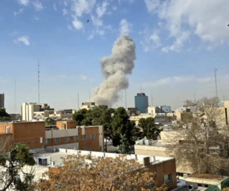 Israel ataca Asamblea de Expertos iraní en Qom durante reunión clave