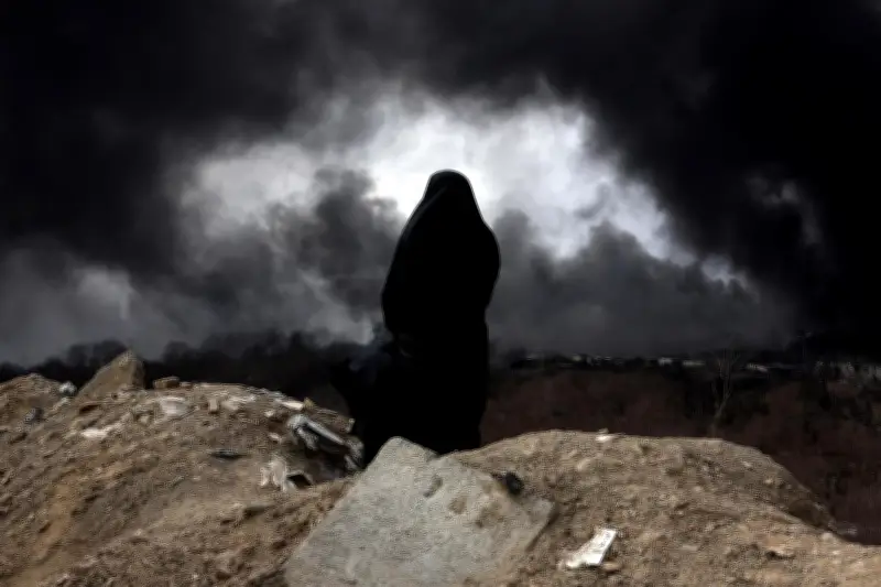 Israel ataca depósitos petroleros en Irán, generando lluvia ácida tóxica