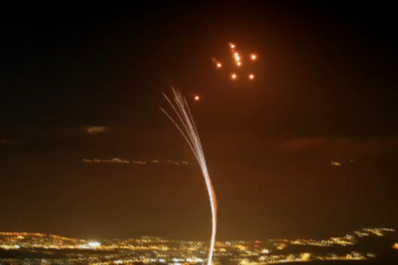 Israel bombardea vehículo en Líbano matando a periodistas y cámaras en ataque controvertido