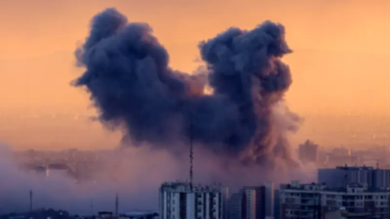 Israel y EE.UU. bombardean Teherán en cuarto día de guerra que deja más de 780 muertos