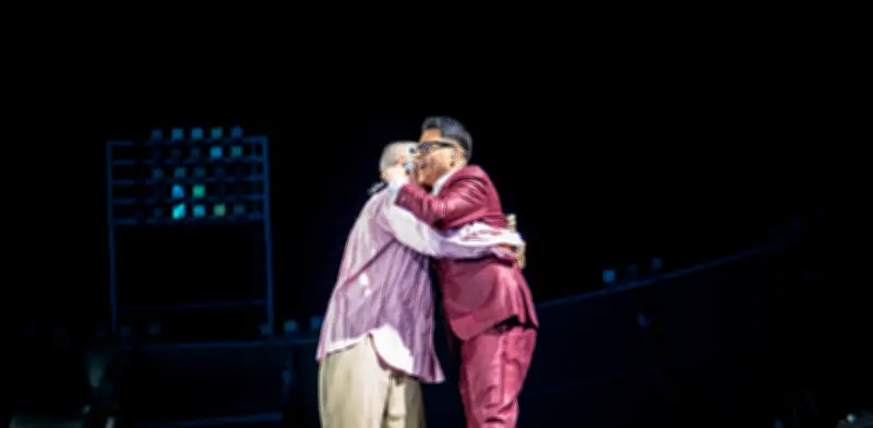 J Balvin inicia gira de estadios en Cali con tributo a la salsa junto a Charlie Cardona