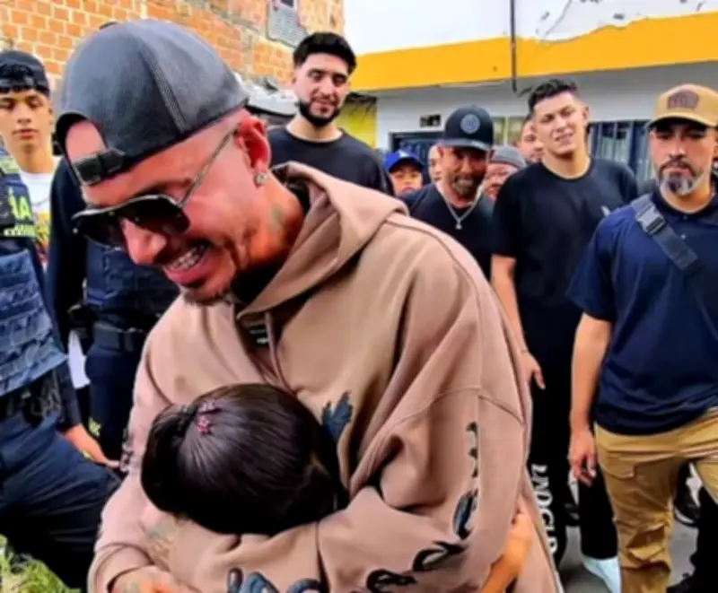 J Balvin sorprende a familia vulnerable en Pereira junto a Camilo Cifuentes en emotivo encuentro