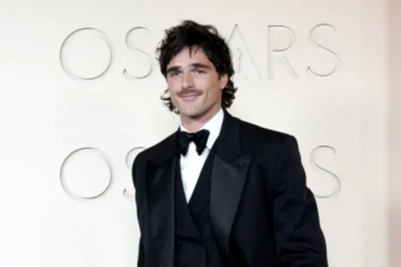 Jacob Elordi y perrita protagonizan tierno momento que se viraliza en redes sociales