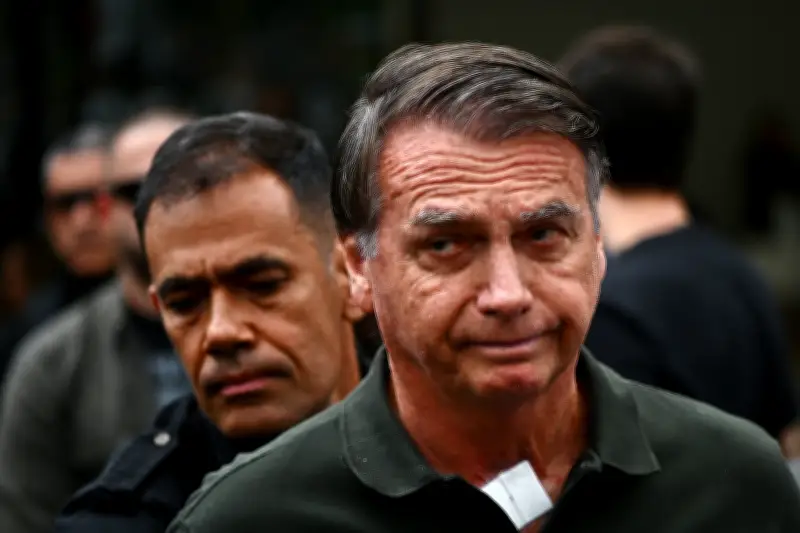 Jair Bolsonaro hospitalizado por bronconeumonía grave mientras cumple condena de 27 años