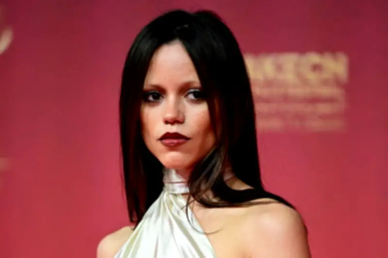 Jenna Ortega transforma su camerino en refugio animal durante rodaje de Merlina en Irlanda