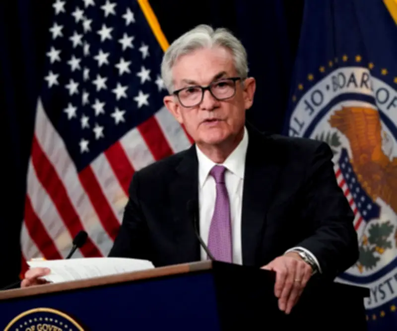 Jerome Powell de la FED destaca estabilidad inflacionaria ante crisis energética