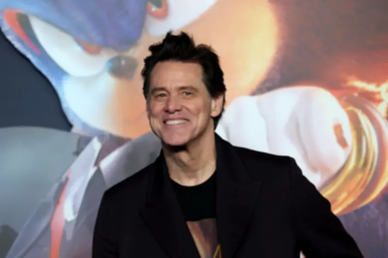 Jim Carrey sorprende con nueva apariencia al recibir prestigioso premio César en París