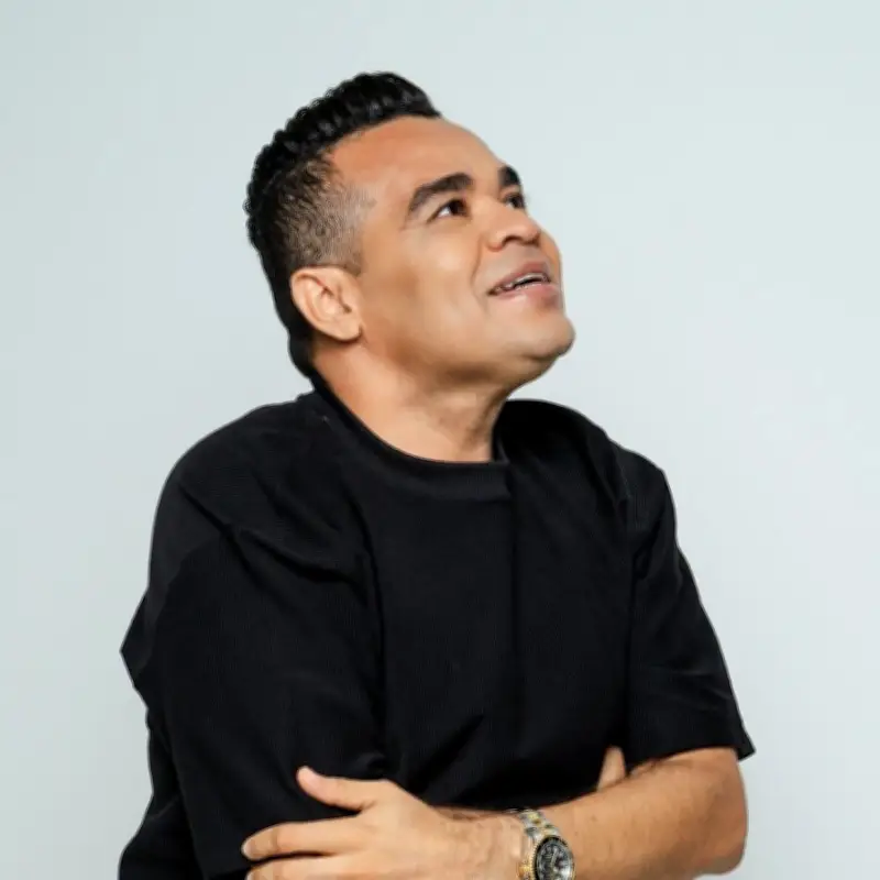 Johnny 'El Canario' Pacheco detenido brevemente tras votar por confusión con su camiseta