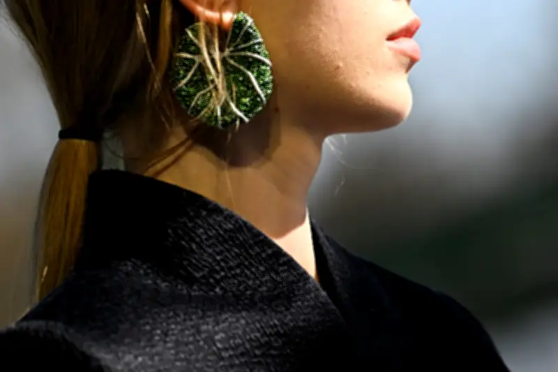 Jonathan Anderson despliega su visión artística en la pasarela de Dior con detalles exquisitos