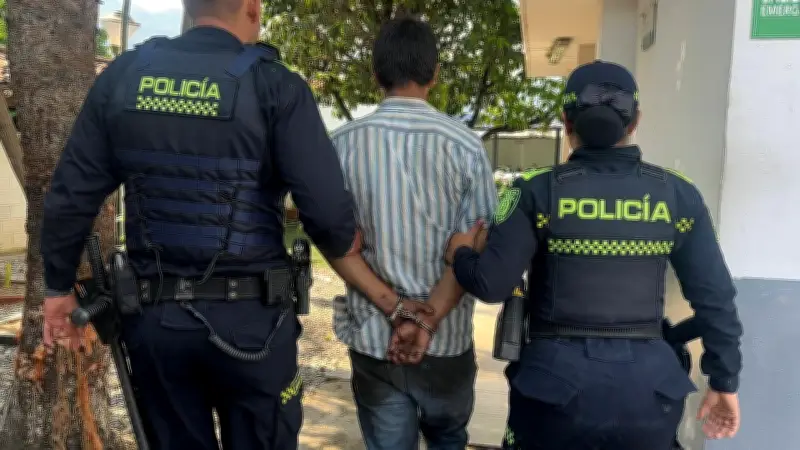 Joven capturado en flagrancia por incendiar bus en Portal de Metrolínea de Girón