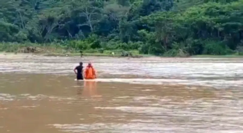 Joven desaparece arrastrado por creciente del río Lebrija en Santander durante fuertes lluvias