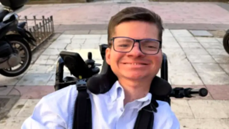 Joven español con enfermedad ultra rara inspira con su historia de vida en TikTok