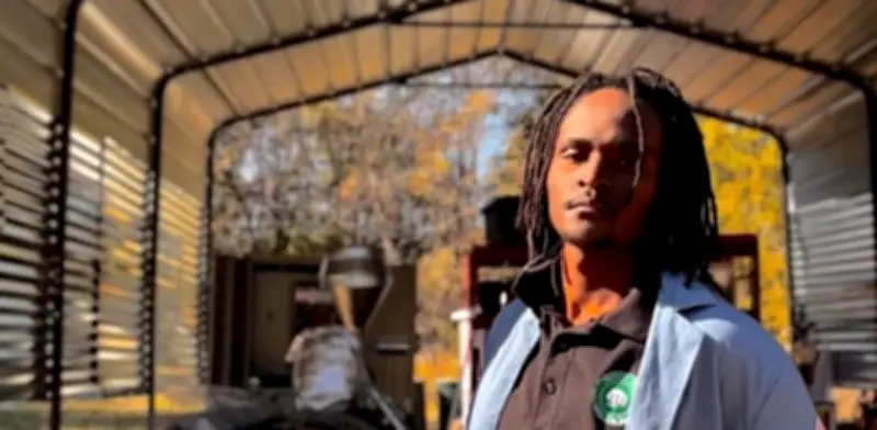 Joven inventor desarrolla dispositivo que transforma plásticos en combustibles reutilizables