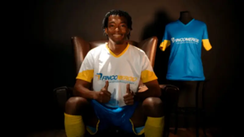 Juan Cuadrado se une a 'Mi Equipo' de Fincomercio: conozca esta iniciativa financiera