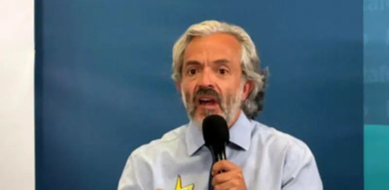 Juan Daniel Oviedo critica discurso 'populista' contra sector privado y defiende el centro político