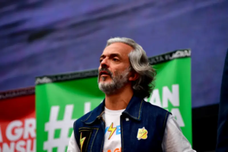 Juan Daniel Oviedo: El político que se negó a quitarse las gafas para triunfar