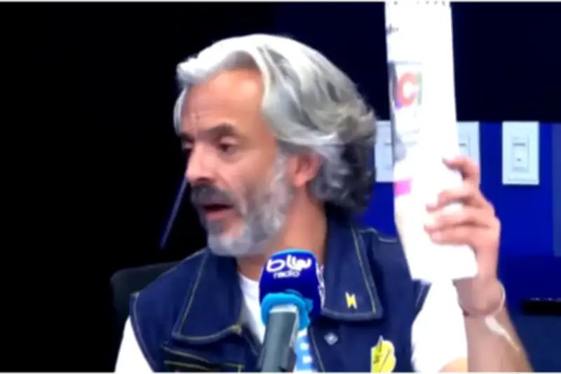 Juan Daniel Oviedo niega que Álvaro Uribe sea su jefe y lanza 'periodicazos' a periodista