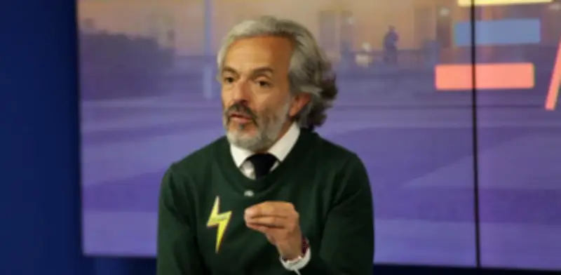 Juan Daniel Oviedo revela accidente infantil que marcó su voz y audición con 72 puntos en el rostro