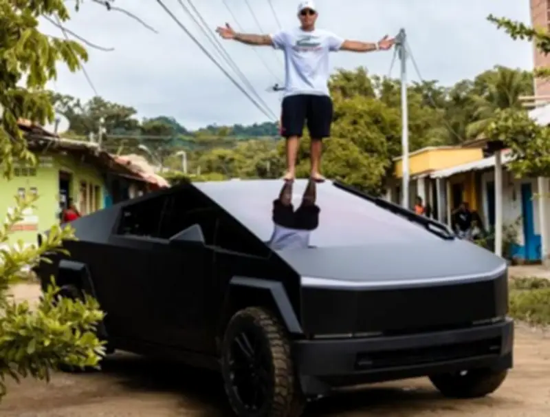 Juez de Medellín libera a influencer Javier Arias Stunt capturado con arsenal y $208 millones