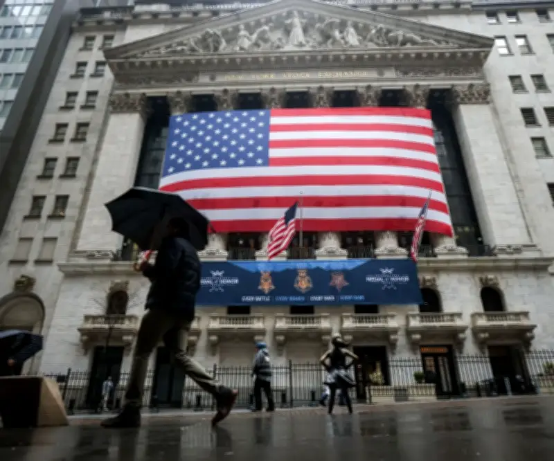 Jueza federal ordena a gobierno Trump restablecer estatus migratorio de miles de personas