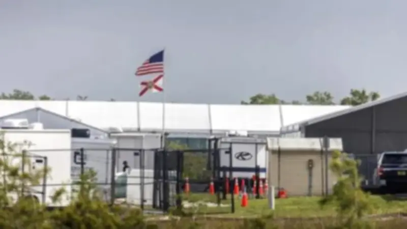 Jueza federal ordena acceso a abogados para migrantes en centro 'Alligator Alcatraz' de Florida