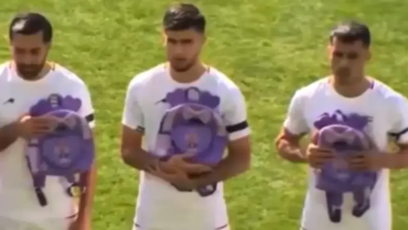Jugadores de Irán con mochilas escolares homenajean a niños víctimas de bombardeo