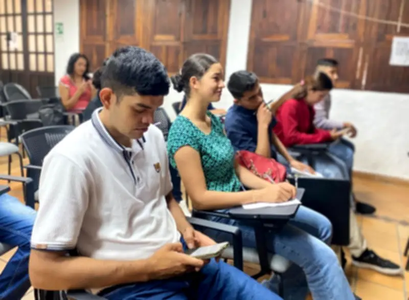 Jóvenes cafeteros de Santander se capacitan en IA y marketing digital para revitalizar el sector