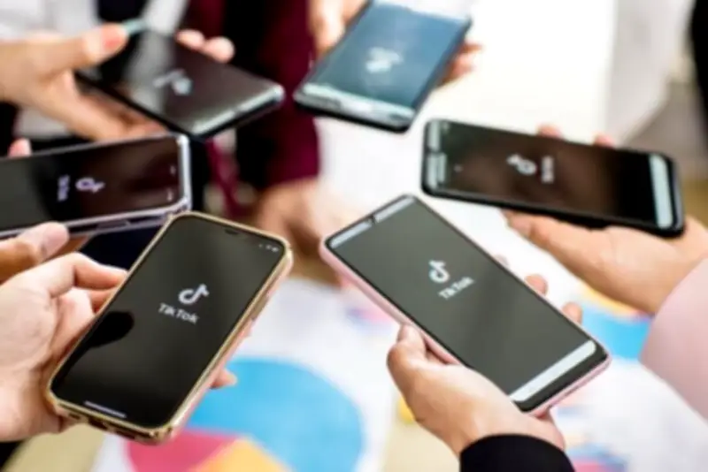 Jóvenes colombianos consumen noticias incidentalmente en redes sociales según estudio global