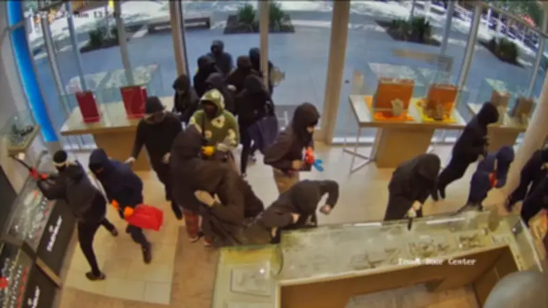 Jóvenes encapuchados roban joyería de lujo en California en asalto coordinado de 46 segundos