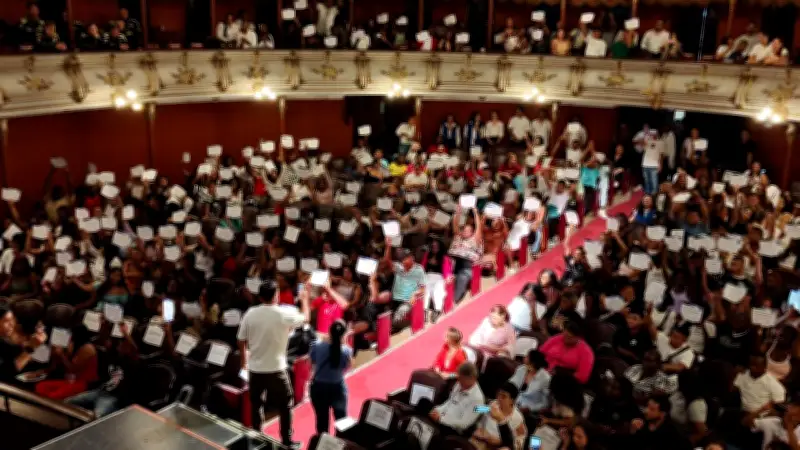 Jóvenes vulnerables de Cali se gradúan en programa de prevención de violencia