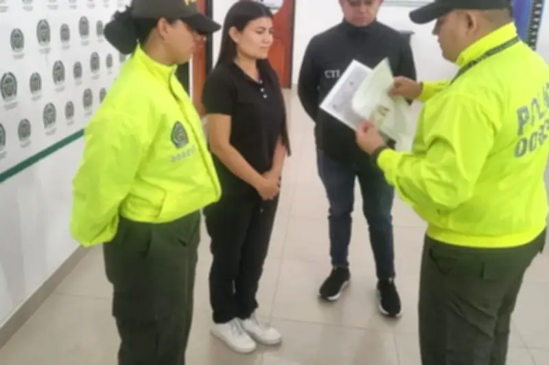 Karen Manrique llega a Bogotá para cumplir orden de captura por caso de corrupción en la Ungrd