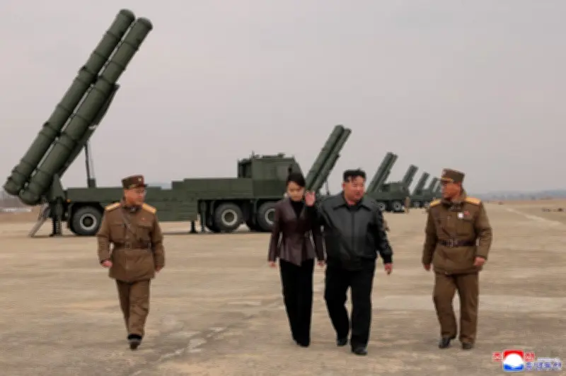 Kim Jong-un prueba misiles con su hija Ju-ae en demostración de poderío militar norcoreano