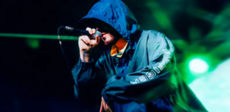 Komba: el rapero colombiano que construye su camino con una propuesta única y auténtica