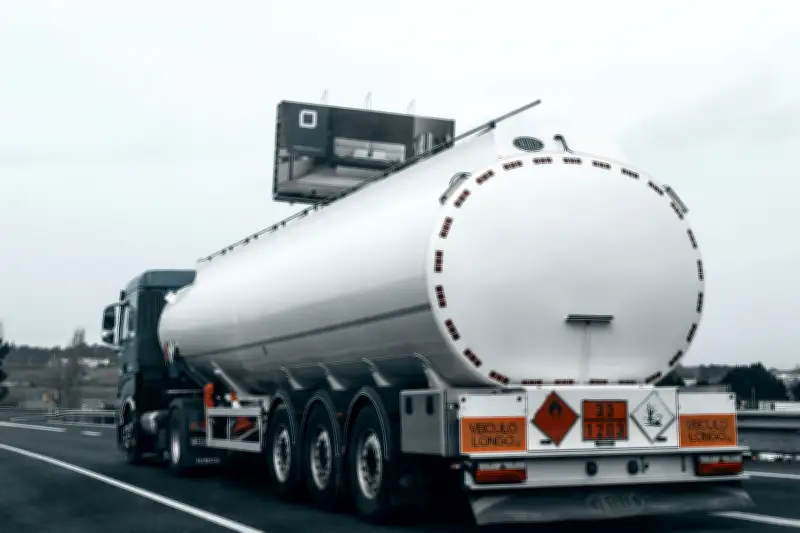 La cadena metálica en camiones: función clave para evitar incendios por electricidad estática