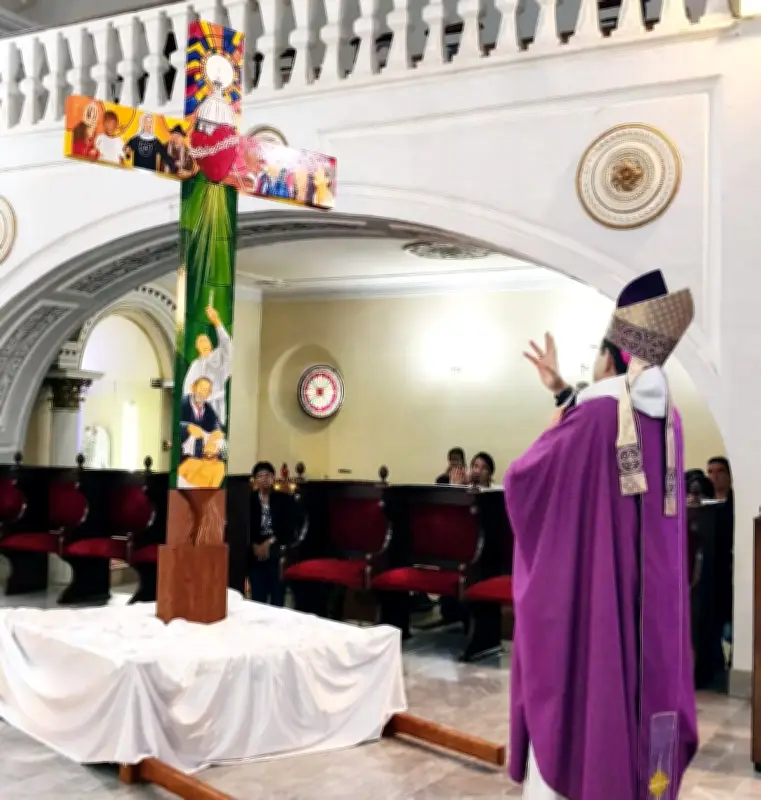 La cruz de Jesús revela el amor verdadero que transforma el mundo