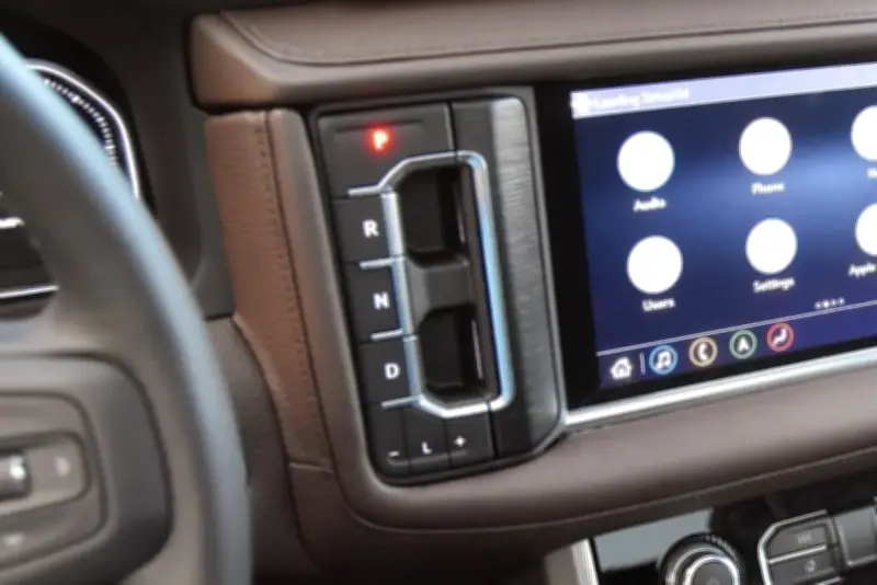 La letra 'L' en carros automáticos: cuándo usarla para mejorar control y seguridad