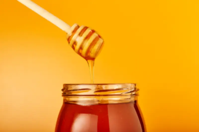 La miel en plantas: ¿remedio casero efectivo o mito peligroso para tu jardín?