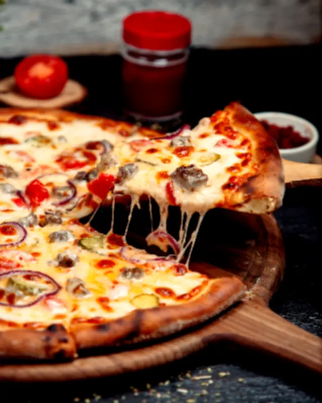 La Pizza: Un Viaje Histórico Desde Nápoles Hasta la Conquista Mundial